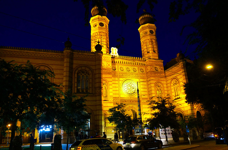 Melting sisters - Budapest great synagogue at night