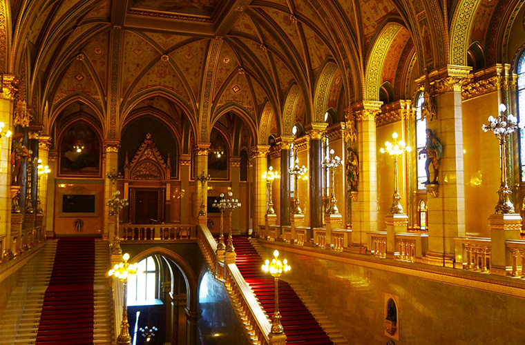 Melting sisters - The majestic hall of the Hungarian parliament