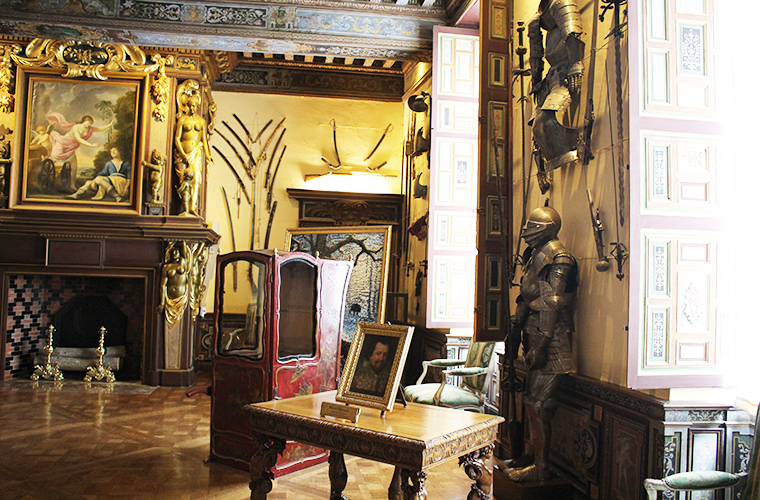 Melting Sisters - an extensive array of works of art and luxurious antique furnishings in Cheverny castle of the Loire valley
