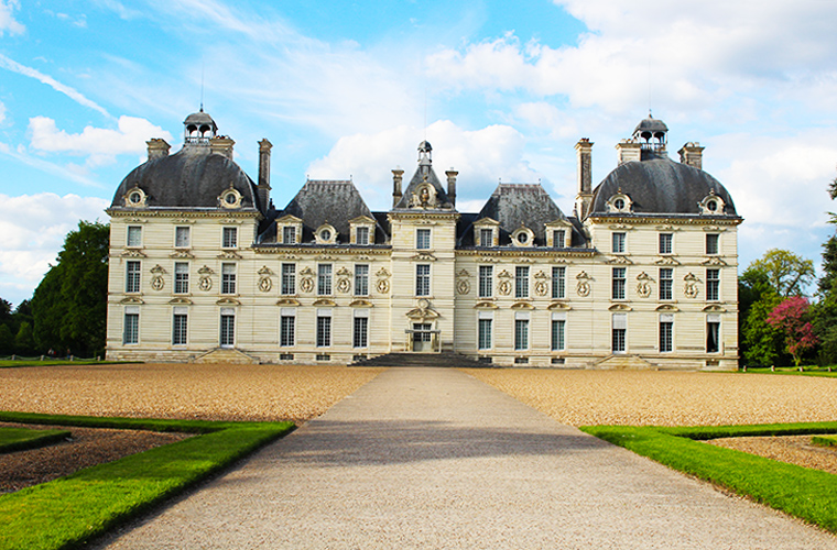 Melting Sisters - the central section of Cheverny castle of the Loire valley as an inspiration to Tintin's Marlinspike Hall