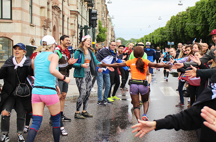 Meltingsisters - a running girl being acclaimed by a supporting crowd