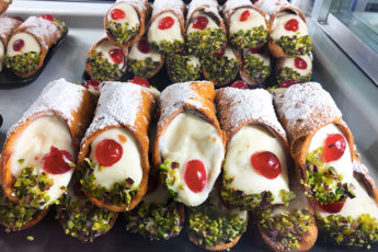 Meltingsisters - Food and street food in Sicily - cannolo