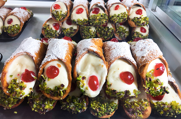 Meltingsisters - Food and street food in Sicily - cannolo
