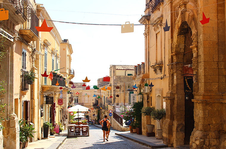 Meltingsisters - Unesco-protected Noto's Corso Vittorio Emanuele, the main artery in town
