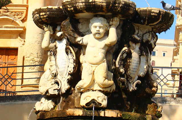 Meltingsisters - Unesco-protected Noto - Baroque statue in Piazza XVI Maggio