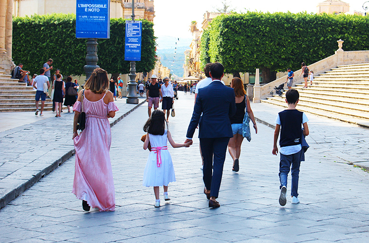 Meltingsisters - Unesco-protected Noto - a family walking down the main artery