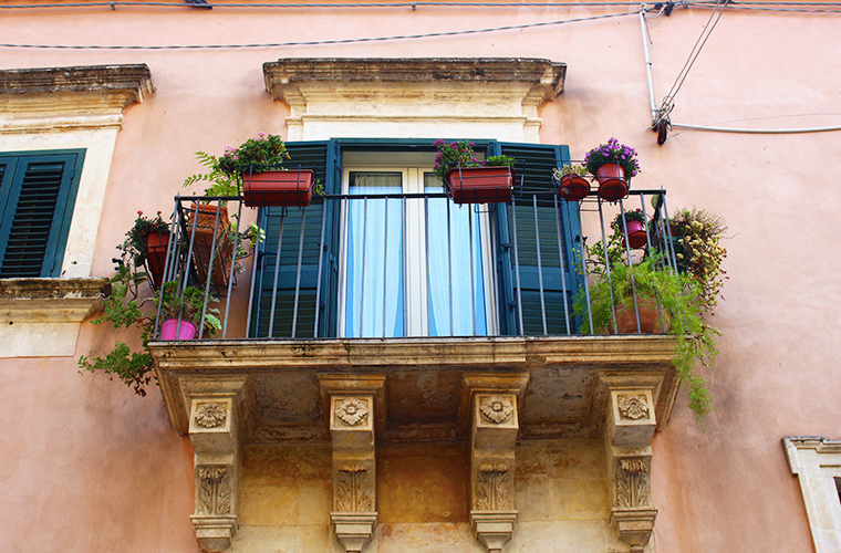 Meltingsisters - Unesco-protected Noto - Baroque corbels supporting a flowery balcony