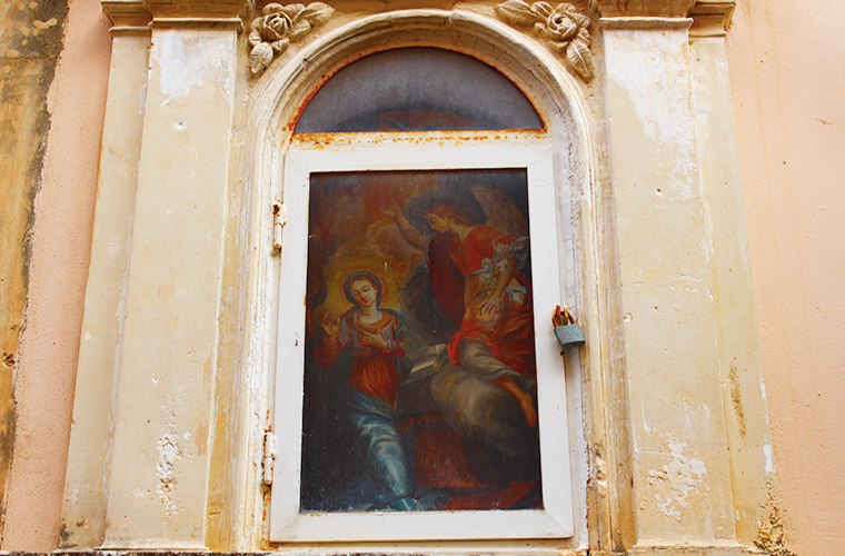 Meltingsisters - Unesco-protected Noto - Painting on a window