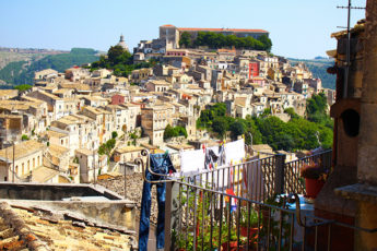 Meltingsisters - postcard perfect Ragusa Ibla - clothelines and the city below