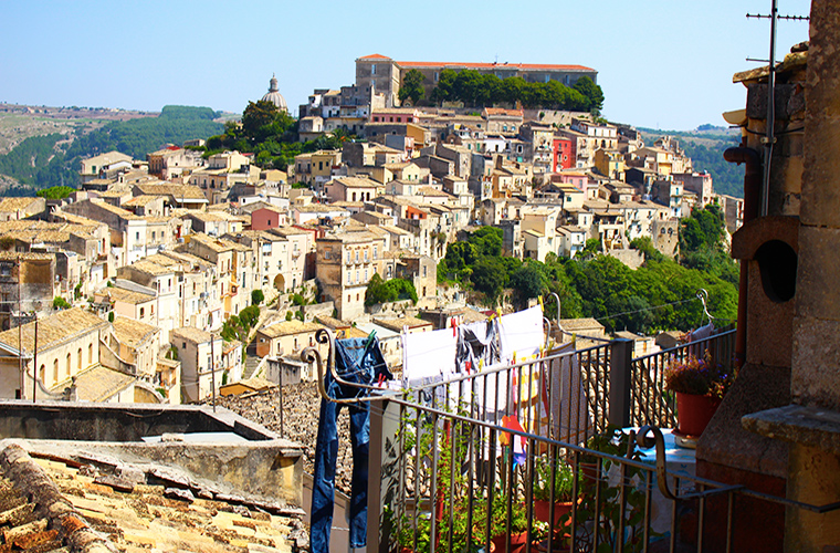 Meltingsisters - postcard perfect Ragusa Ibla - clothelines and the city below