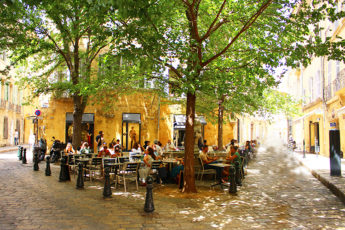 Meltingsisters - Aix en Provence a place where the magic of Provence happens - a terrace restaurant in a shaded courtyard