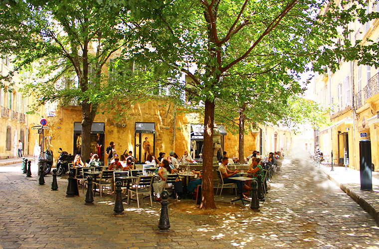 Meltingsisters - Aix en Provence a place where the magic of Provence happens - a terrace restaurant in a shaded courtyard