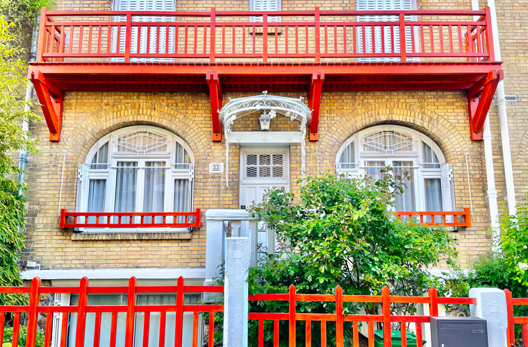 Quaint square montsouris - The flamboyant red house at number 22