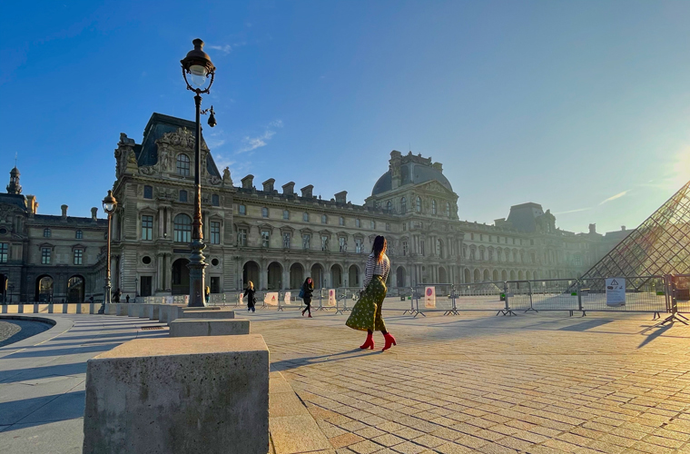 Snippets of a lockdown wonderland - Morning sun at the louvre esplanade. A strange feeling as it will usually be busy even at this early hour