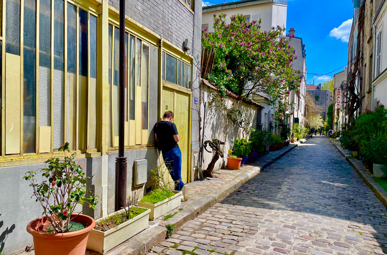 secretive rue des Thermopyles - Soaking up the early afternoon sun