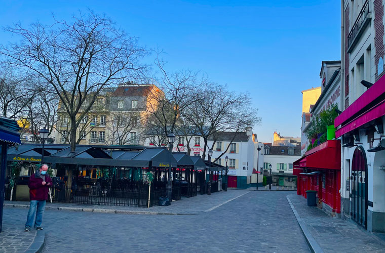 Snippets of a lockdown wonderland - A man exploring an empty Place des Tertres in Montmartre