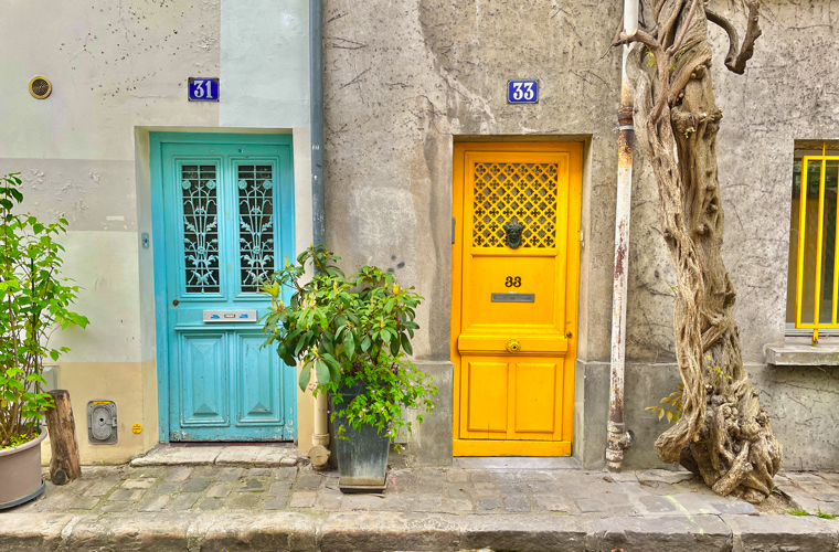 secretive rue des Thermophyles - A live-in pantone chart as turquoise sitting next to yellow. A recurrent sight here