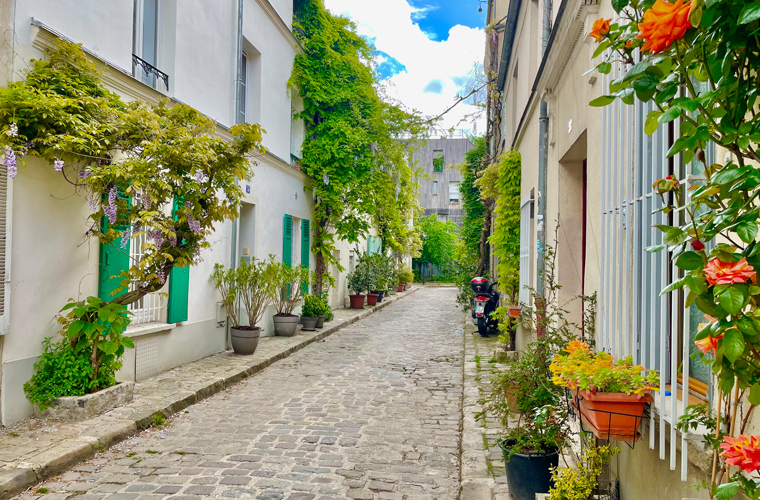 secretive rue des Thermopyles - flowering trees and bushes adorn every corner of the street